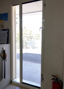 事務所の出入り口のドアに網戸取付け後