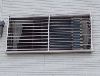 台風対策、防犯対策に小さな窓へ可動ルーバーを取り付けたリフォーム事例の写真
