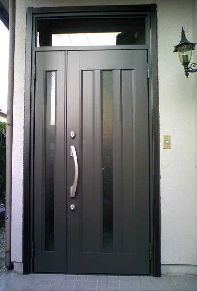玄関交換で最新の施錠システムもプラス ! 古くなった木製ドアを玄関リフォーム