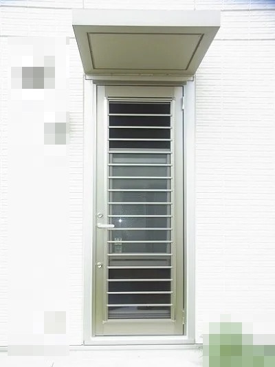 上げ下げ窓と網戸がついた勝手口ドアへのリフォーム事例 【浜松市中区】