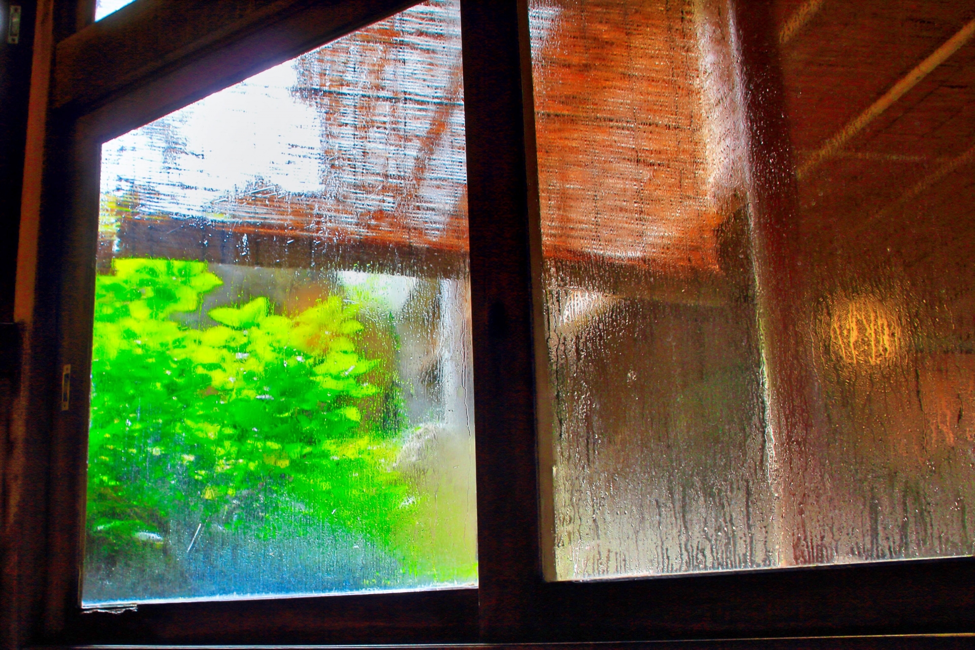 梅雨はジメジメ湿気の季節 梅雨時も窓の結露をなくしたい !