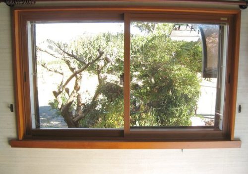 夏の暑さ、冬の結露 … 出窓のお悩みを内窓リフォームで解決 !