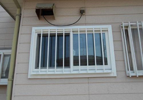 すきま風が寒い窓 … 窓の防犯対策も … 窓リフォームで解決 !