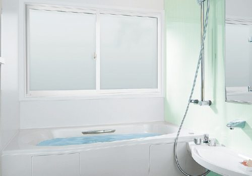 浴室の窓リフォーム増えています ! お風呂が寒い … は「 窓 」から解決 !