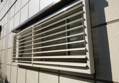 窓に可動ルーバー 防犯対策にプライバシー対策もプラス