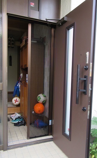 匂いや湿気 ウイルス対策にも 家中に空気の通り道を作る玄関網戸 リフォームネット浜松 ヒラノ