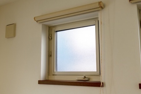 雨戸が取付けらない窓には ? 大型台風に備える窓の安全対策 !