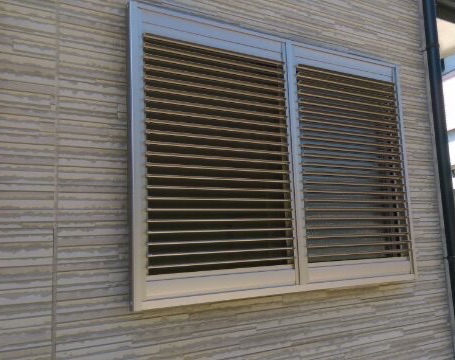 窓の格子を可動ルーバー雨戸へ交換リフォーム より安全で便利に リフォームネット浜松 ヒラノ