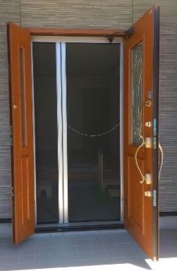 幅の広い玄関も安心 ワイドな玄関網戸の取り付け リフォームネット浜松 ヒラノ