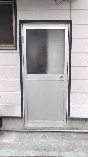 採風機能 防犯性能に配慮した勝手口ドアへ1日でリフォーム リフォームネット浜松 ヒラノ