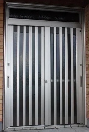 玄関ドア・玄関引戸のリフォーム事例 壁を壊さず、新しい玄関ドアへ交換 【浜松市中区】