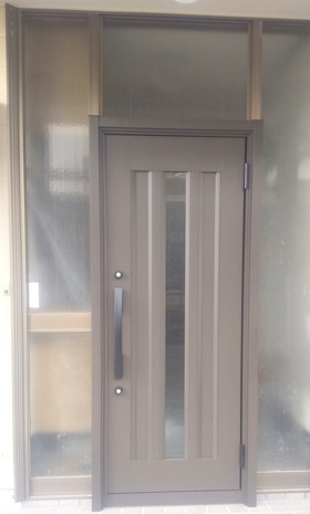 古くなった木製ドアを新しい玄関ドアへの交換リフォーム事例［浜松市中央区］