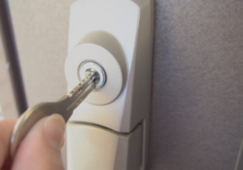 泥棒が嫌がる家の特徴とは?窓防犯・玄関ドア防犯の重要ポイント