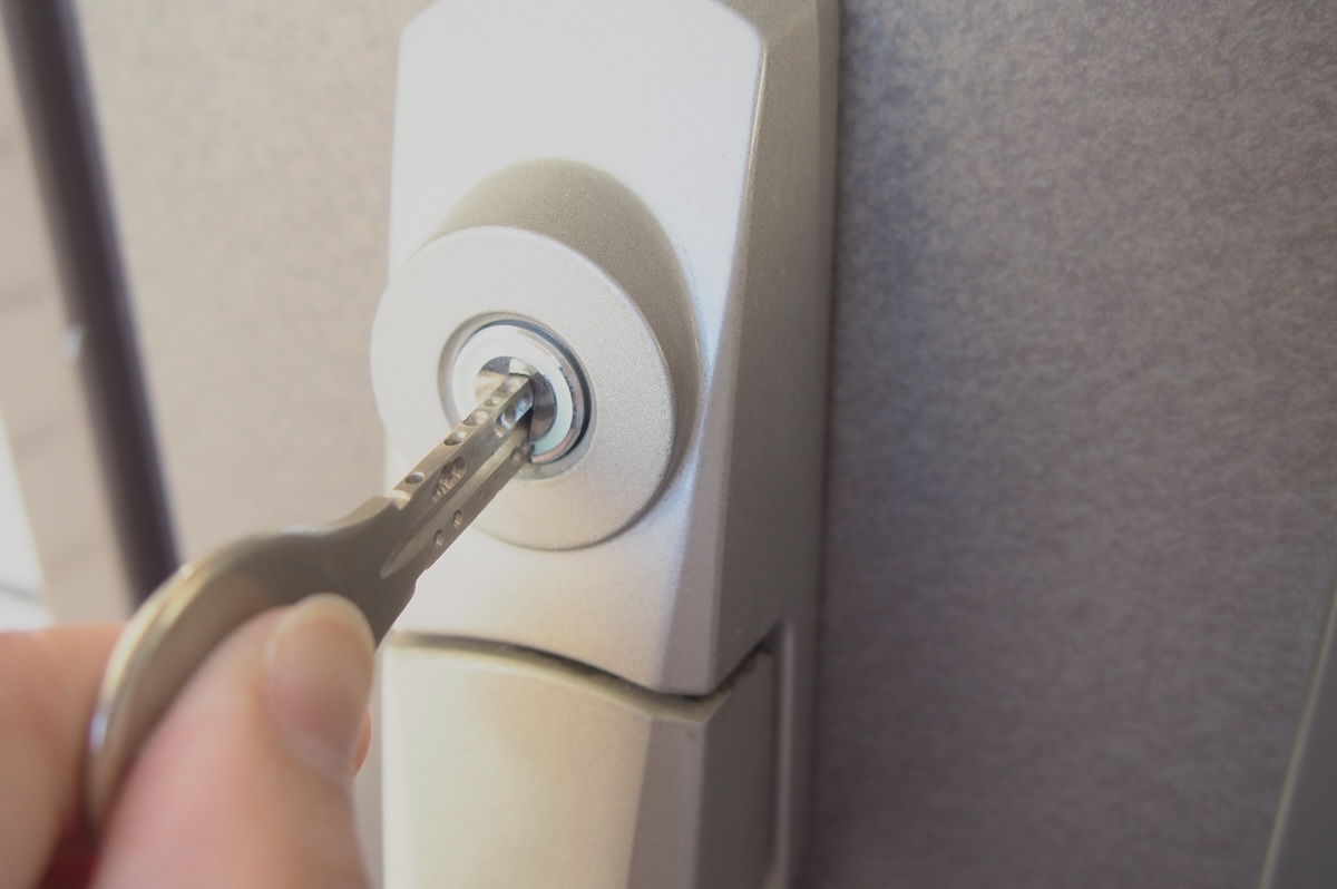 泥棒が嫌がる家の特徴とは？窓防犯・玄関ドア防犯の重要ポイント