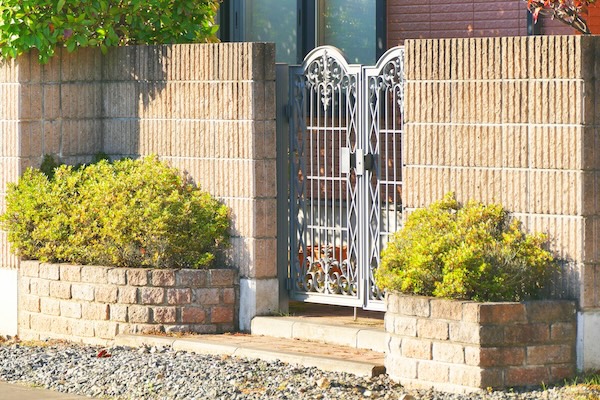 在宅中でも侵入される？窓防犯・玄関ドア防犯の見直しポイント