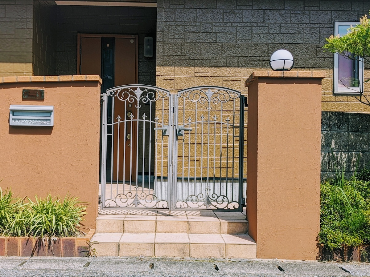 在宅中でも侵入される？窓防犯・玄関ドア防犯の見直しポイント